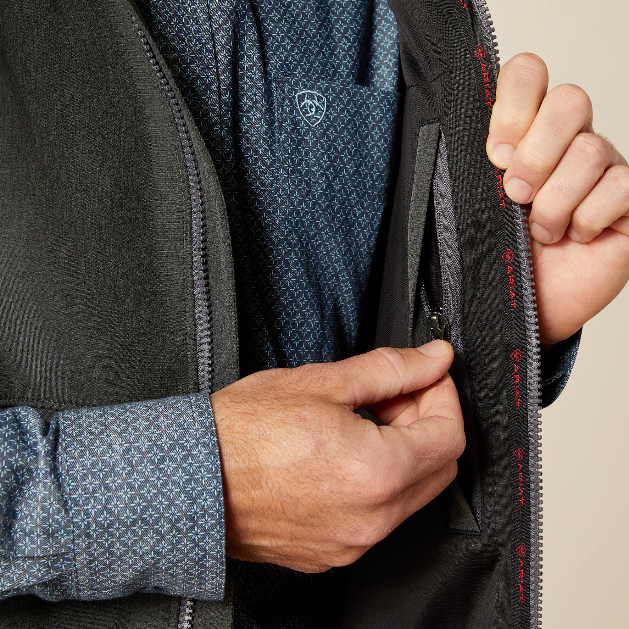 Logo Softshell Vest Men - CHARCOAL/AMERICANA